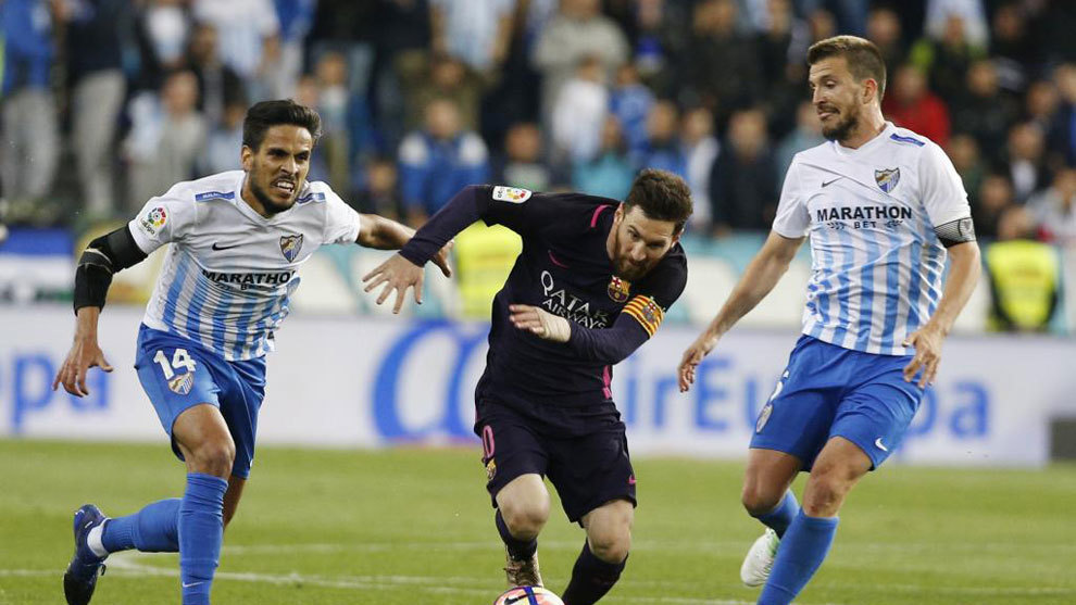 Recio y Camacho lidiando con Messi en el ltimo Mlaga - Barcelona