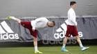 Lewandowski, de pie, en el entrenamiento del Bayern de hoy.