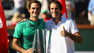 Roger Federer y Tommy Haas despus del triunfo del suizo en Indian...