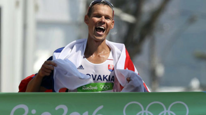 El eslovaco Matej Toth gan el oro en los 50 km marcha de los Juegos...