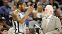 Popovich habla con Kahwi Leonard durante un partido de los Spurs