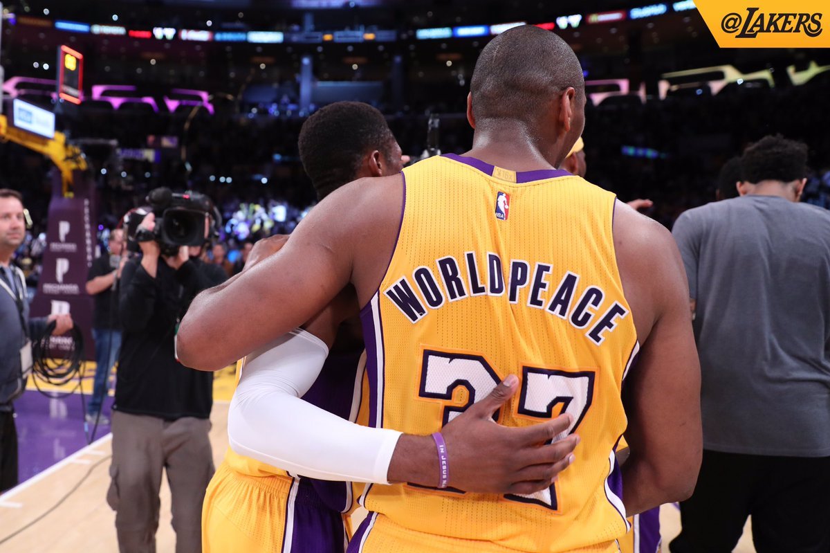 Metta World Peace felicitado por sus compaeros de los Lakers tras su...