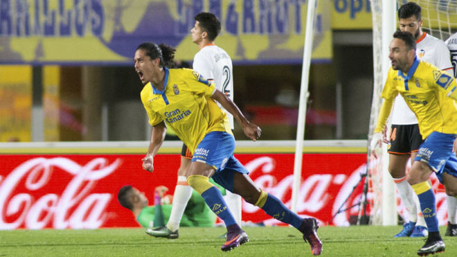Mauricio Lemos celebra un gol con la UD Las Palmas.