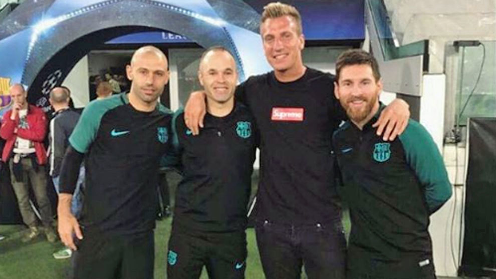 Maxi Lpez junto a Mascherano, Iniesta y Messi