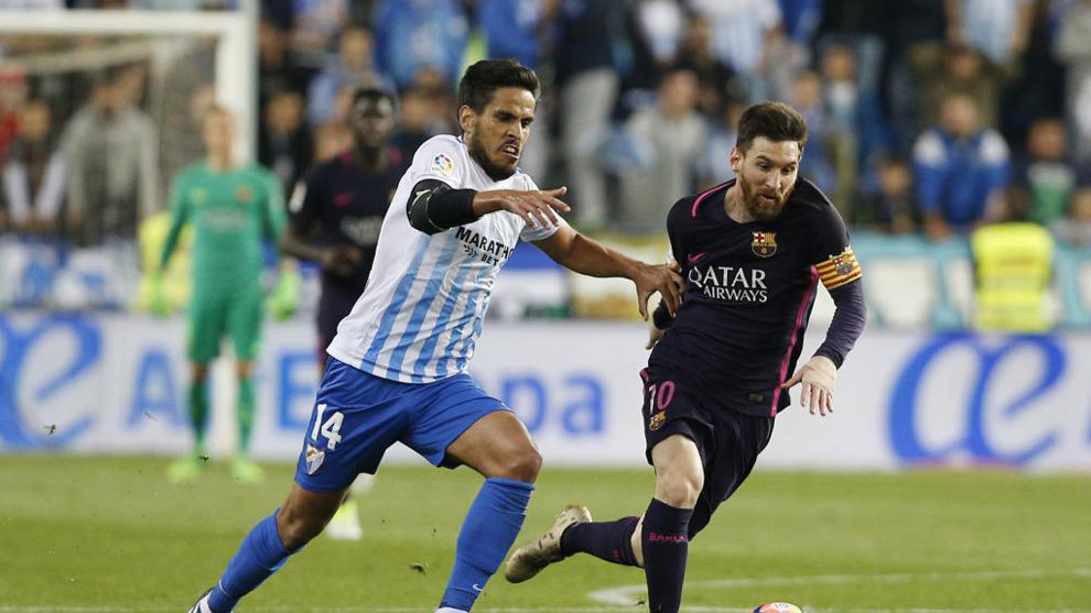 Recio peleando con Messi por el baln en el Mlaga - Barcelona