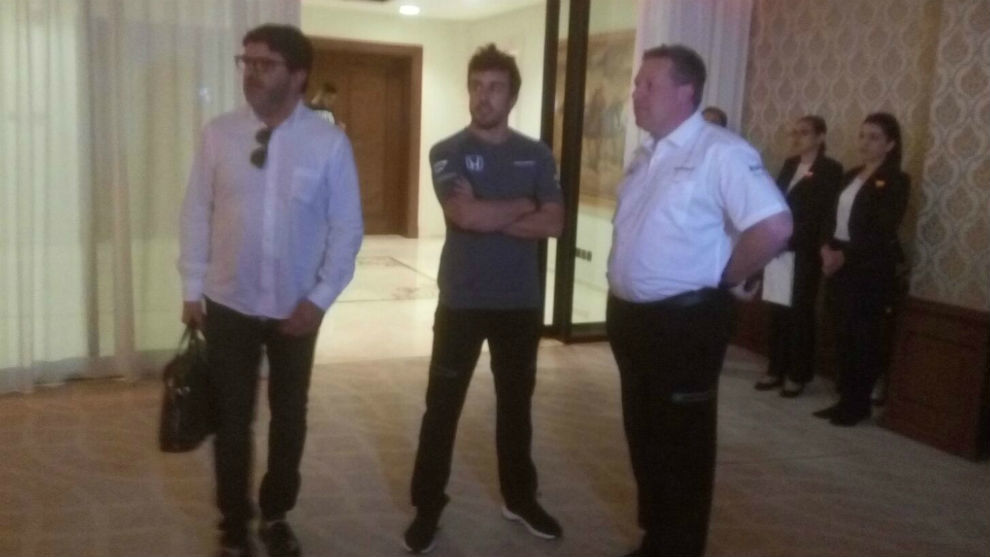 Alonso, con Zak Brown antes de la rueda de prensa en Bahrin