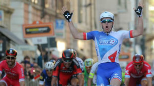 Arnaud Demare celebrando su triunfo.