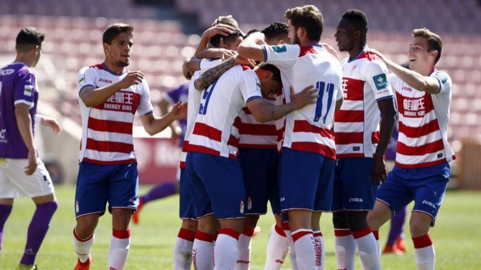 Los jugadores del Granada B celebran un gol ante el Villanovense.
