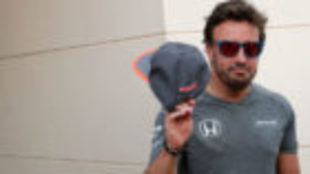 Fernando Alonso, antes de la rueda de prensa de la FIA