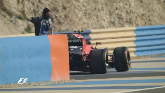 El McLaren de Vandoorne se queda parado en la pista.