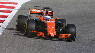 Alonso pilota su McLaren Honda en Bahrin.