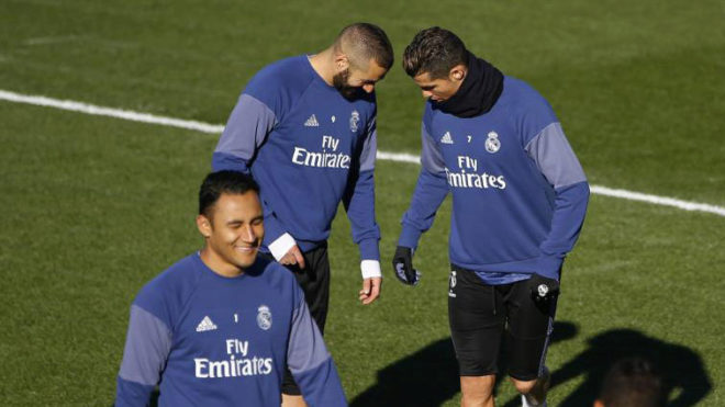 Benzema, Cristiano y Keylor, durante un entrenamiento de la presente...