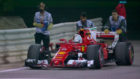 Los comisarios del circuito empujan en Ferrari de Vettel hasta el...