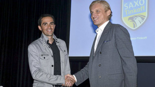 Alberto Contador y Oleg Tinkov se estrechan la mano en imagen de...
