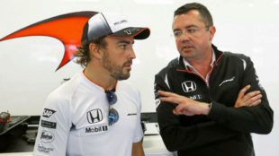 Alonso y Boullier charlan durante el GP de Espaa de 2016.