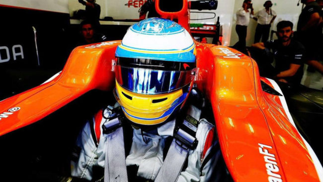 Fernando Alonso, montado en su McLaren MCL32.