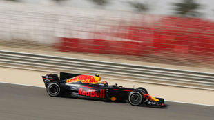 Max Verstappen pilota su Red Bull en el Circuito Internacional de...