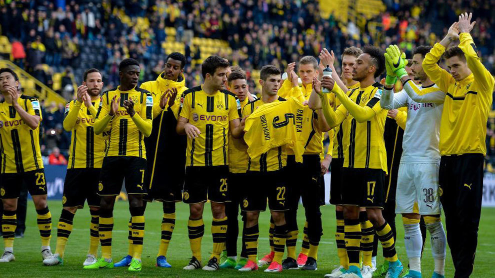 Los jugadores del Dortmund muestran una camiseta de Bartra antes del...