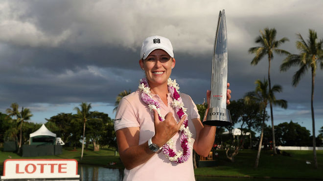 Cristie Kerr, con el trofeo de ganadora.