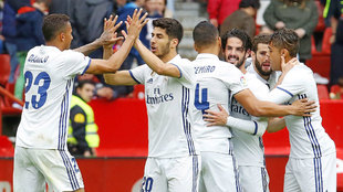 Los jugadores del Real Madrid celebran en El Molinn el ltimo gol...