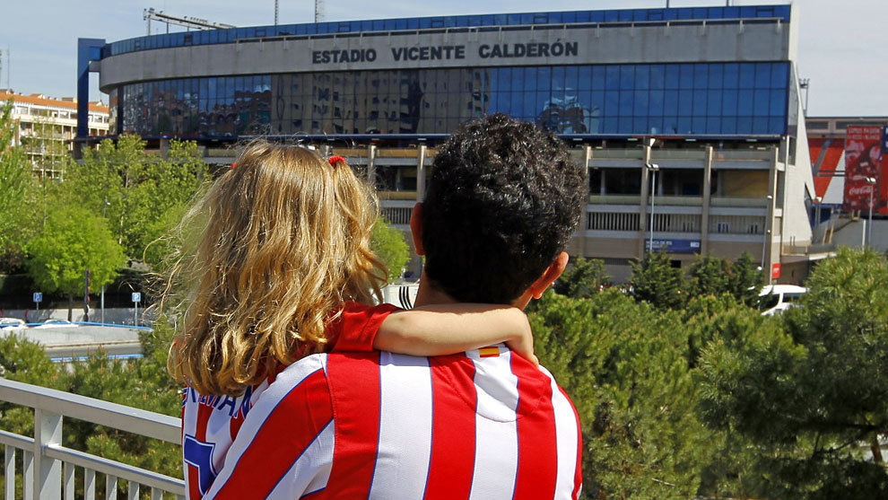 Un padre y su hija observan el Vicente Caldern desde el puente San...