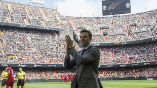 Carlos Marchena devuelve el aplauso de Mestalla.