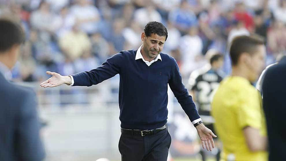 Fernando Hierro gesticula durante un partido reciente del Real Oviedo