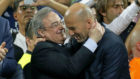 Florentino Prez y Zinedine Zidane se abrazan al trmino de la final...