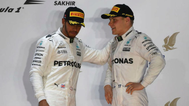 Hamilton y Bottas, en el podio del GP de Bahréin.