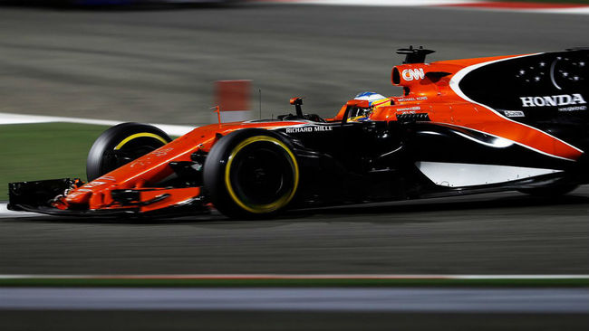 Alonso pilota su McLaren Honda durante la carrera de Bahrin.