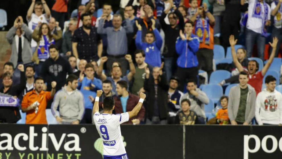 ngel celebra su gol ante el Mallorca con la aficin.