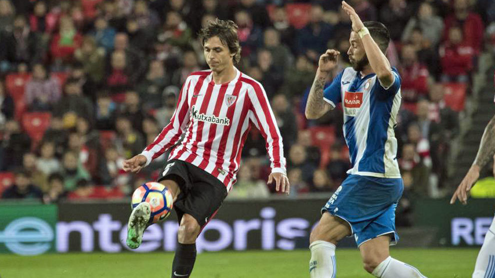 Iturraspe controla un baln en el partido contra el Espanyol