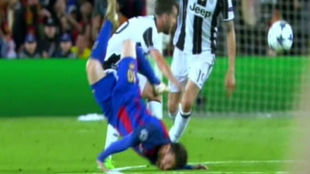 Messi para e golpe en el suelo con la cara.