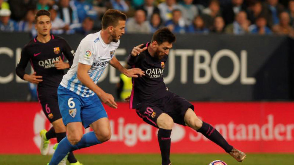 Camacho enfrentndose a Messi en el ltimo Mlaga - Barcelona