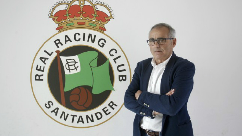 Antonio Martnez, posa con el escudo del club cntabro.