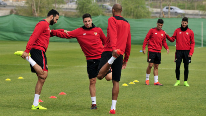 Varios jugadores hacen estiramientos, entre ellos Rami y Nasri.
