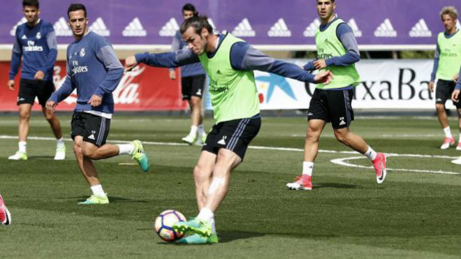 Bale, entrenndose con el grupo