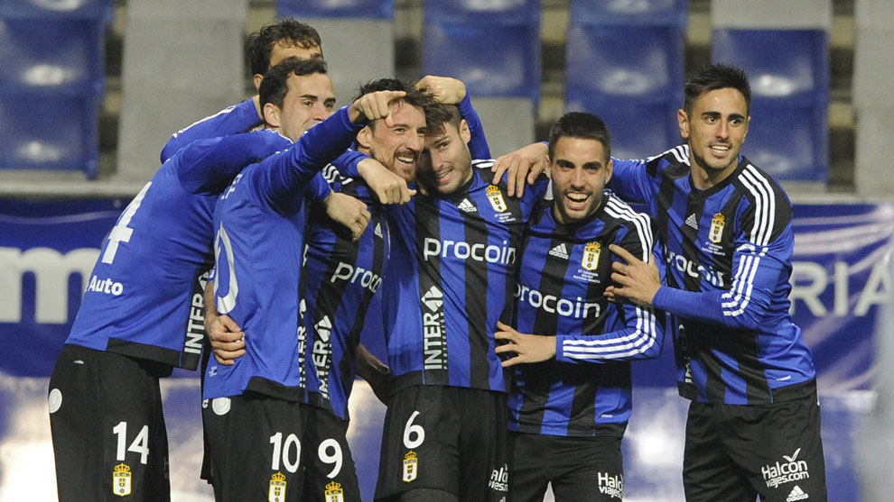 Los jugadores del Oviedo durante un partido de Liga