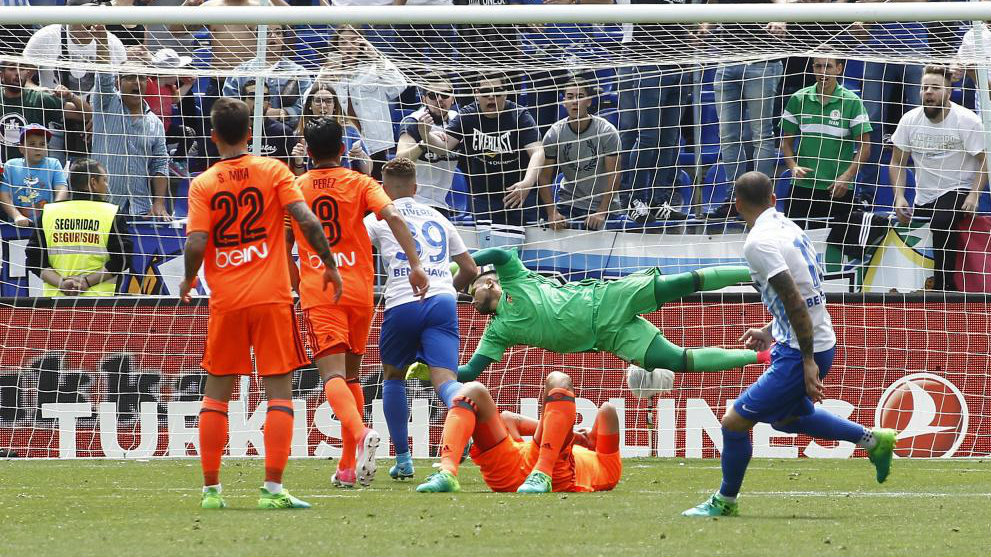 Santi Mina y Enzo Prez observan cmo entra el gol de Sandro.