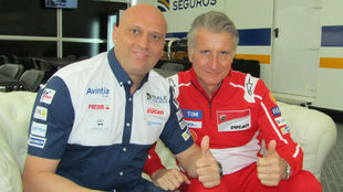 Ral Romero, de Avintia, y Paolo Ciabatti, de Ducati, tras sellar el...