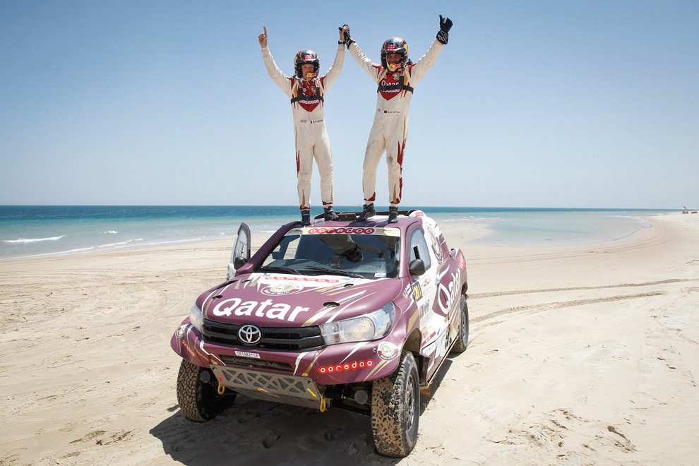 Al Attiyah y Baumel celebran el triunfo en el Rally de Qatar 2017