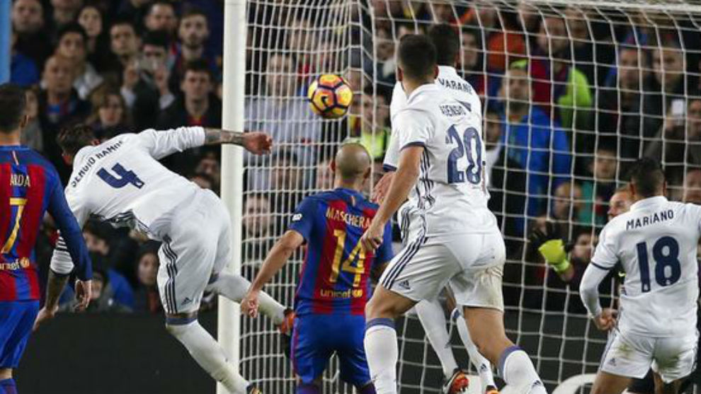 Ramos marca de cabeza en el Camp Nou.
