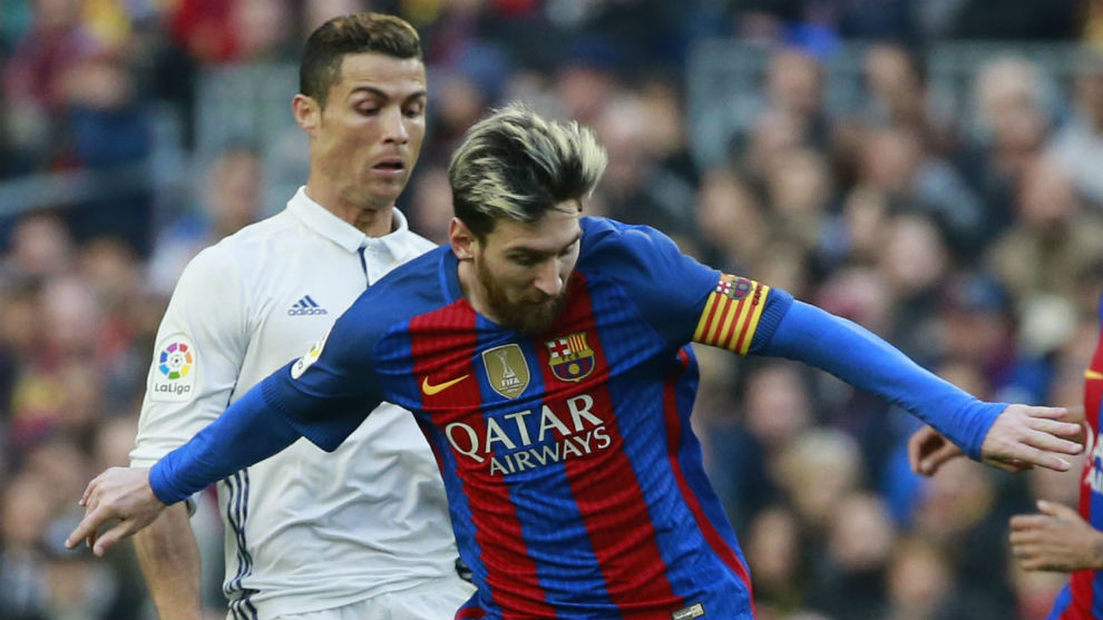Cristiano Ronaldo y Leo Messi luchan por un baln