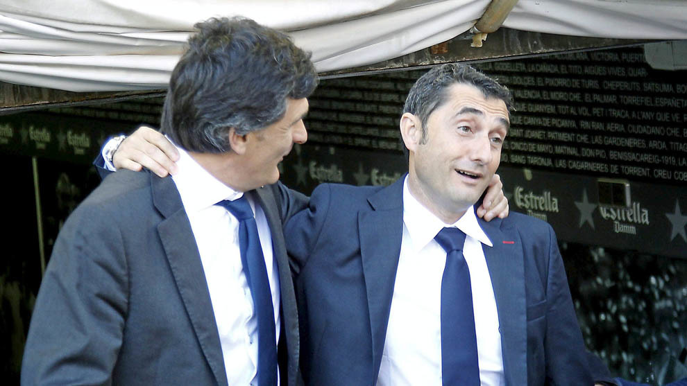 Mendilibar y Valverde se saludan antes del comienzo del encuentro