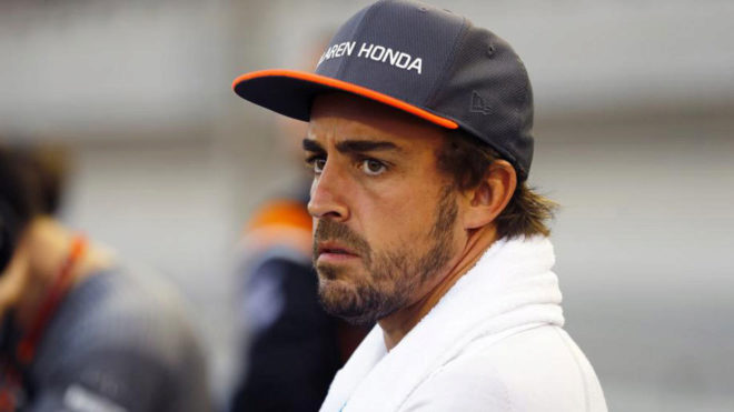 Fernando Alonso, antes de competir, con el rostro serio.