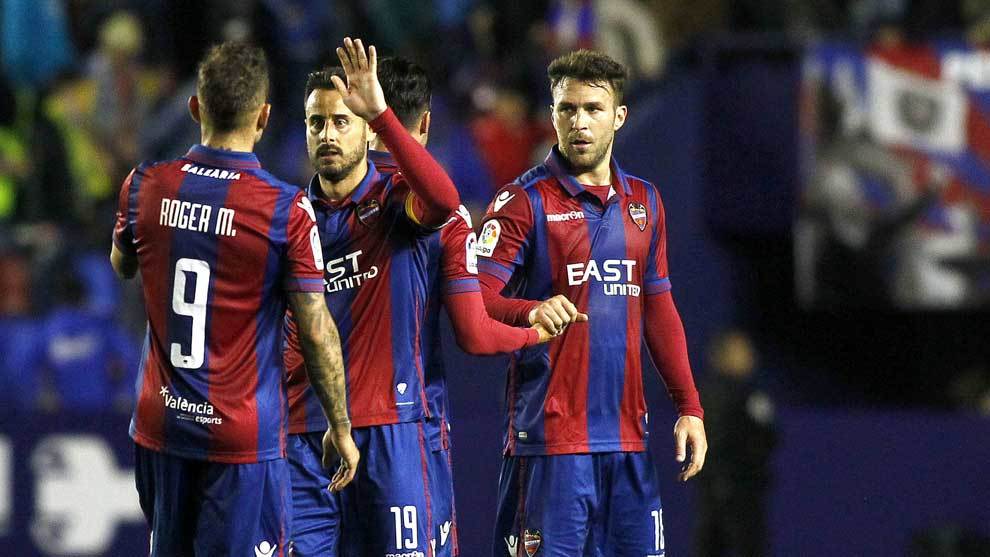 Jugadores del Levante celebrando un gol en un partido de Liga