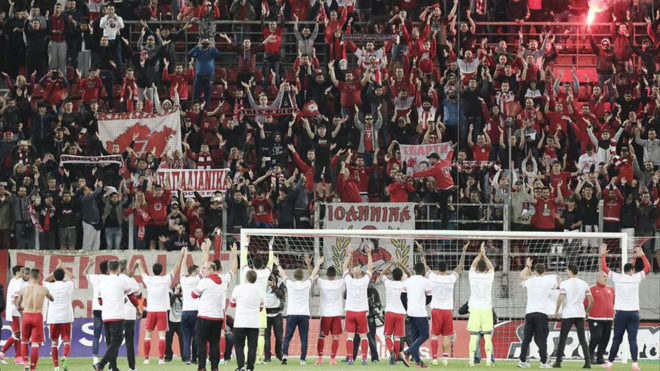 Los jugadores de Olympiacos celebran el ttulo de Liga.