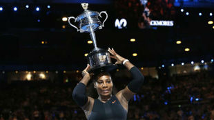 Serena Williams muestra el trofeo de ganadora del Abierto de...
