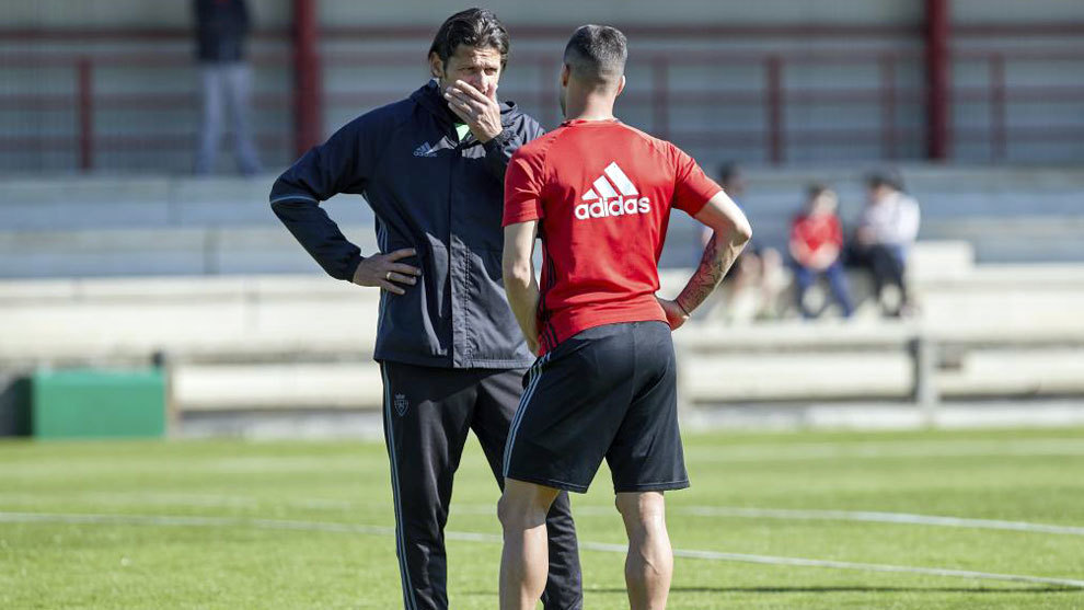 Vasiljevic charlando con Sergio Len durante un entrenamiento