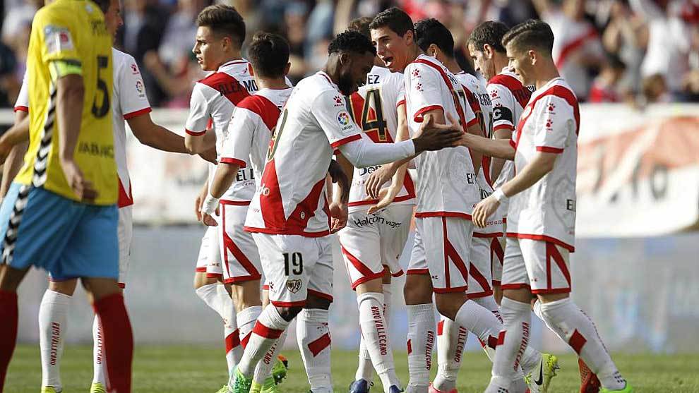Los jugadores del Rayo celebran uno de los dos goles al Lugo el pasado...